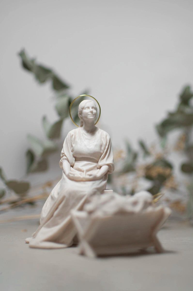Virgen con Niño Jesús en la cuna