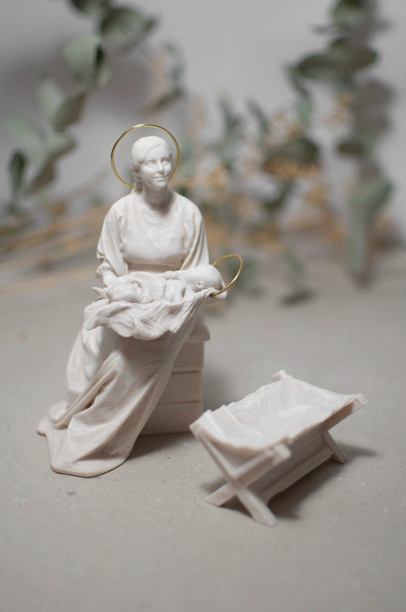 Virgen con Niño Jesús en la cuna