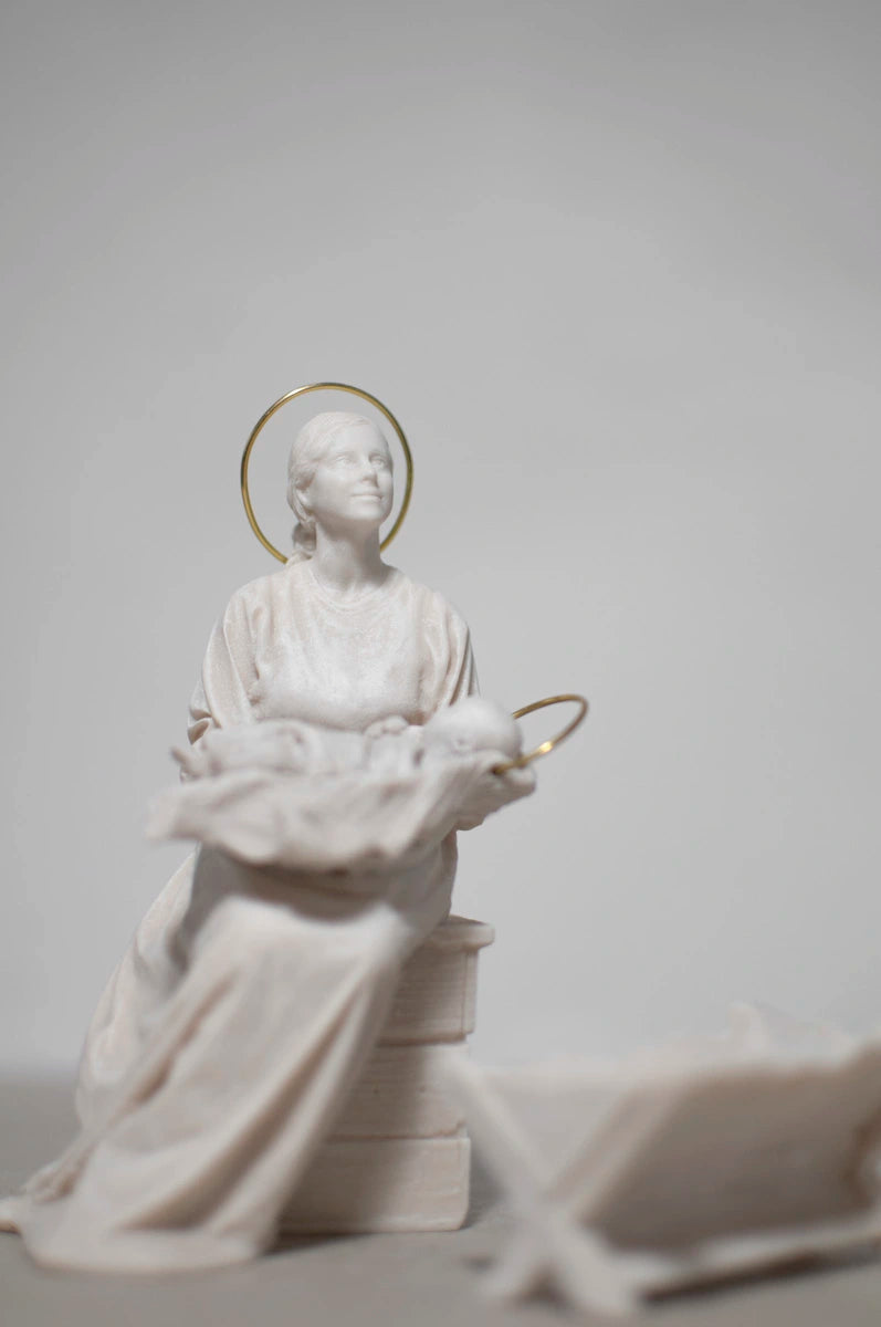 Virgen con Niño Jesús en la cuna