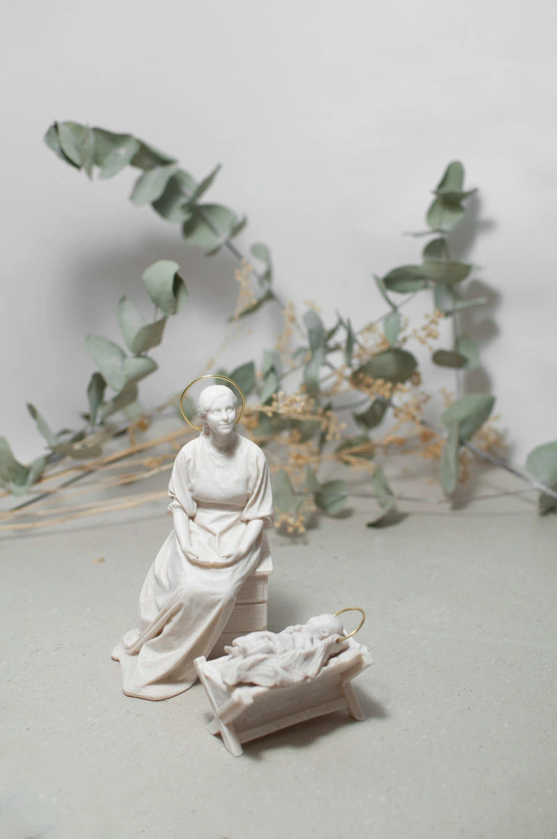 Virgen con Niño Jesús en la cuna